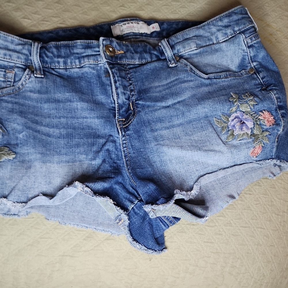 TORRIS 18W Denim Shorts with Floral Embroidery